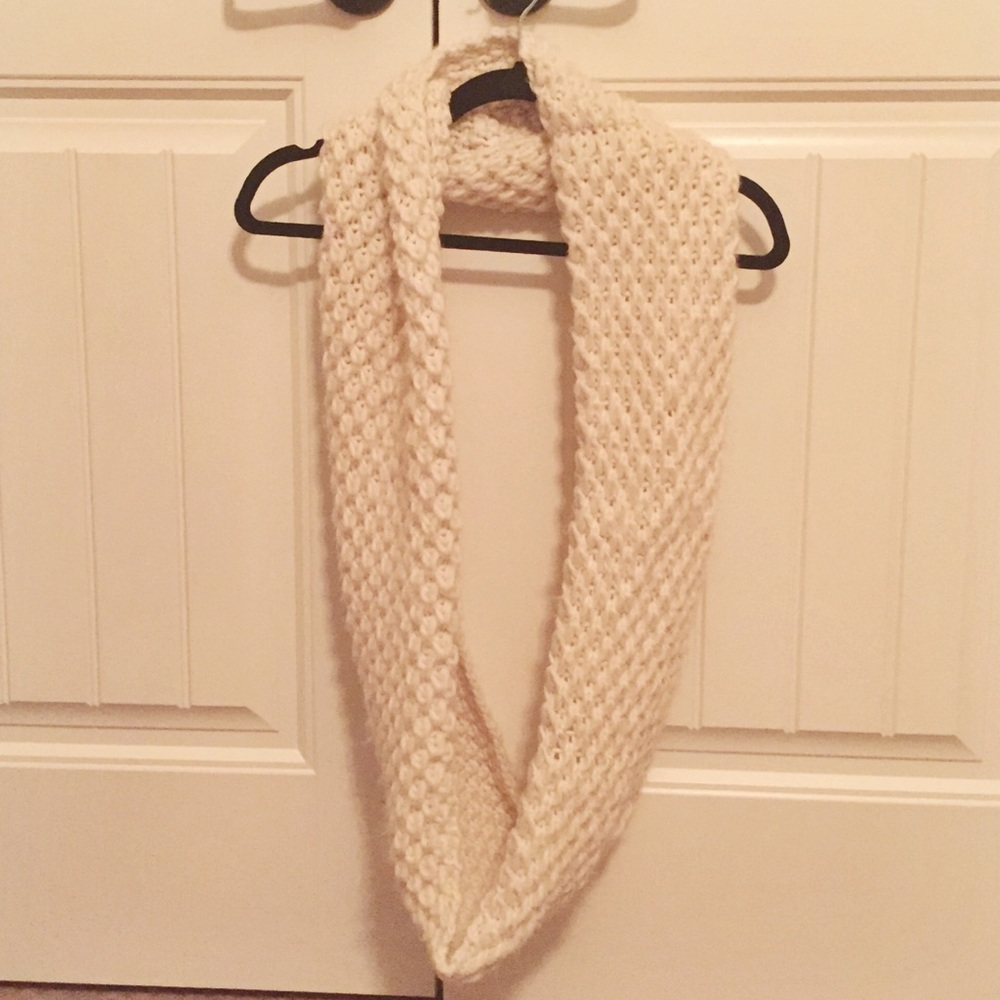 Old Navy Chunky Knit Infinity Scarf, Cream